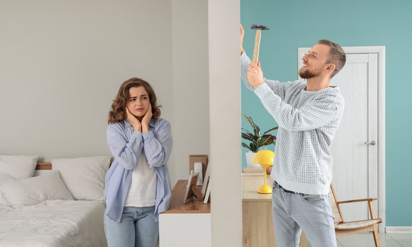 Habitante d'un logement neuf gênée par le bruit causé par son voisin en train de faire du bricolage