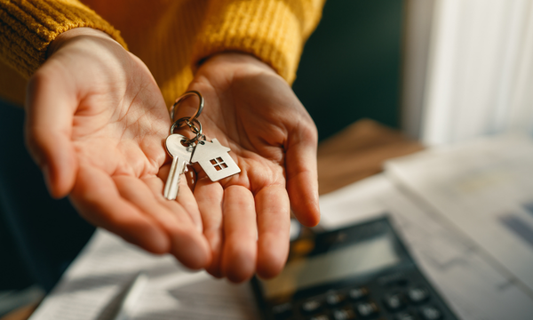Trousseau de clés d'un logement dans une paume de mains